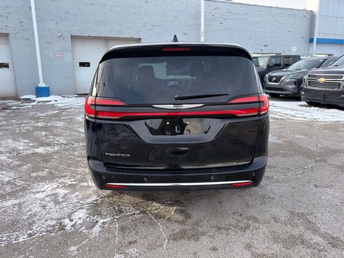 Used 2024 Chrysler Pacifica Touring-L image 6