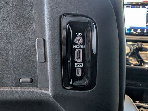 New 2026 Chrysler Pacifica Limited w/ Uconnect Theater Family Group image 28