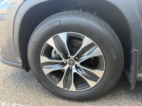 Used 2023 Toyota Highlander XLE image 6