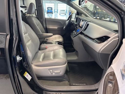 Used 2017 Toyota Sienna XLE w/ XLE Navigation Package image 20