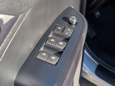 Used 2019 Toyota Highlander SE image 17