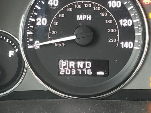 Used 2010 Jeep Commander Limited image 22