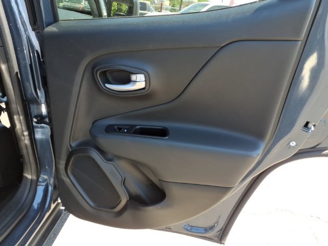 Used 2023 Jeep Renegade Latitude AWD/4WD image 16