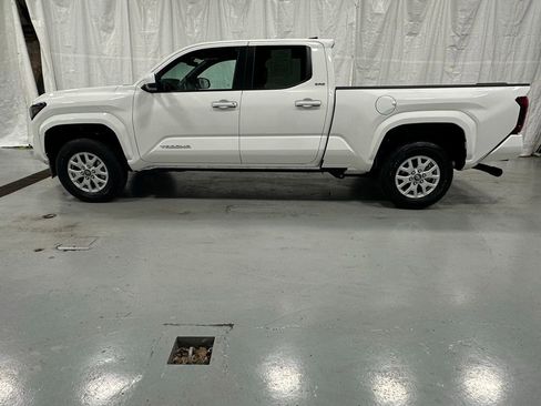 Used 2025 Toyota Tacoma SR5 image 4