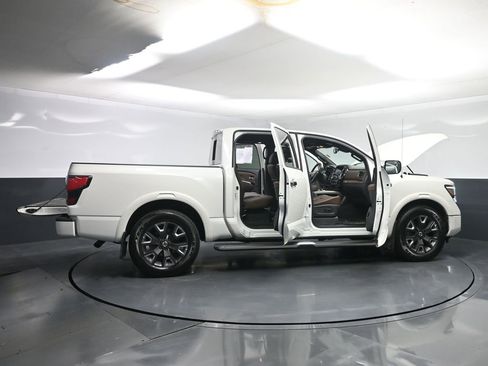 Used 2021 Nissan Titan Platinum Reserve w/ Moonroof Package image 33
