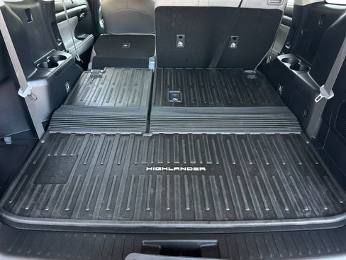 Used 2025 Toyota Highlander XLE AWD/4WD image 15
