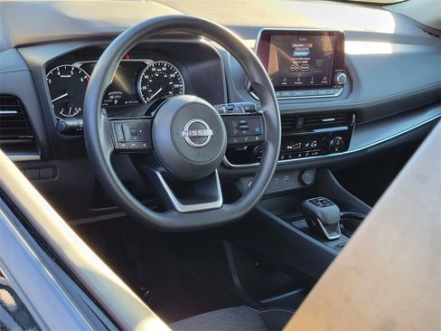 Used 2022 Nissan Rogue SV image 3