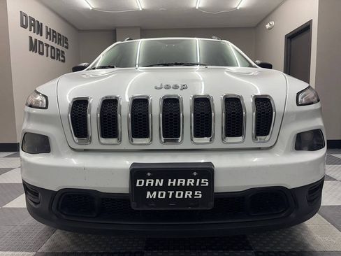 Used 2016 Jeep Cherokee Sport FWD image 3