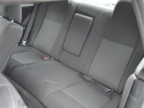 Used 2015 Dodge Challenger SXT image 10