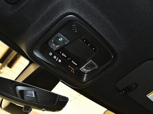 Used 2023 Chevrolet Traverse LT w/ Rear Camera Mirror Package image 26