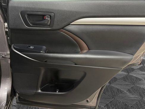 Used 2019 Toyota Highlander LE image 16