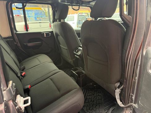 Used 2019 Jeep Wrangler Unlimited Sport S AWD/4WD image 16