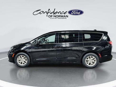 Used 2025 Chrysler Pacifica Select image 5