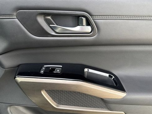 Used 2023 Nissan Pathfinder Platinum image 22