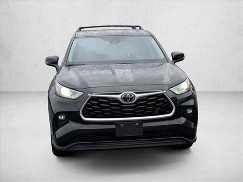 Used 2023 Toyota Highlander LE image 2