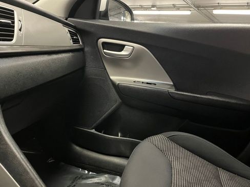 Used 2017 Kia Niro LX FWD image 26