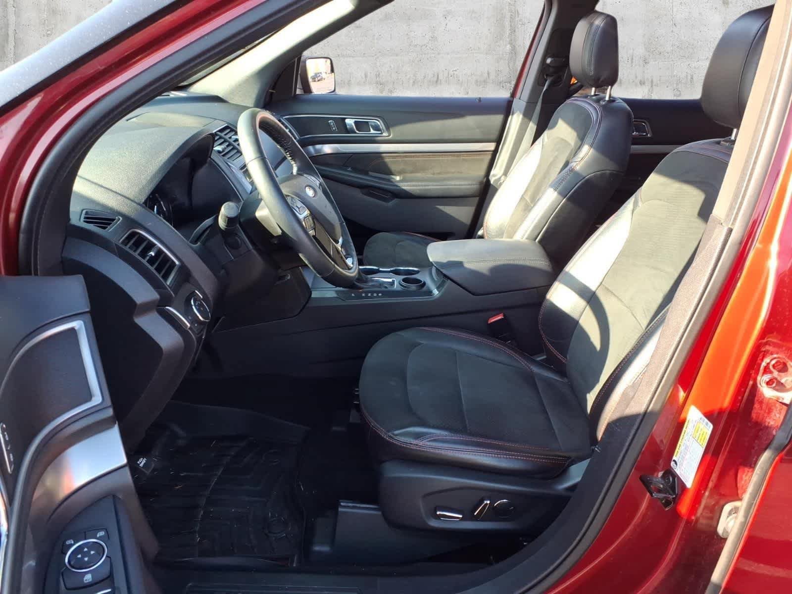 Used 2018 Ford Explorer XLT w/ Equipment Group 202A FWD image 4