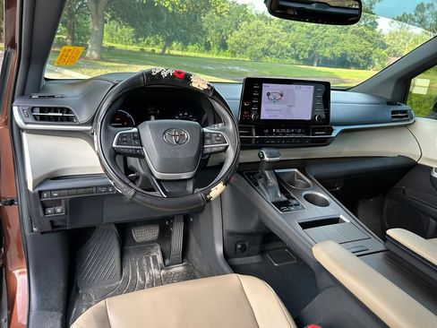 Used 2021 Toyota Sienna XLE FWD image 13