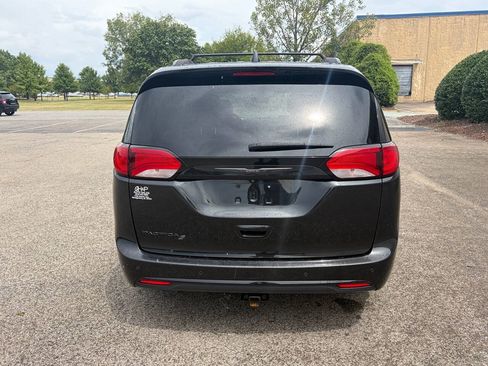 Used 2018 Chrysler Pacifica Touring-L w/ Premium Audio Group FWD image 6