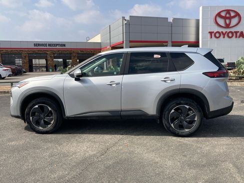 Used 2024 Nissan Rogue SV image 6
