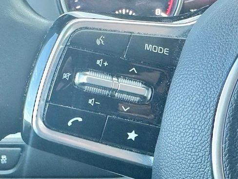 Used 2022 Kia Carnival LX FWD image 10