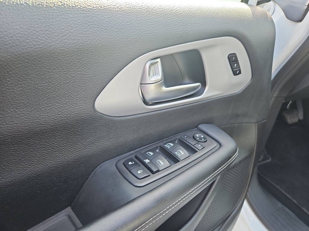 Used 2024 Chrysler Pacifica Limited FWD image 21