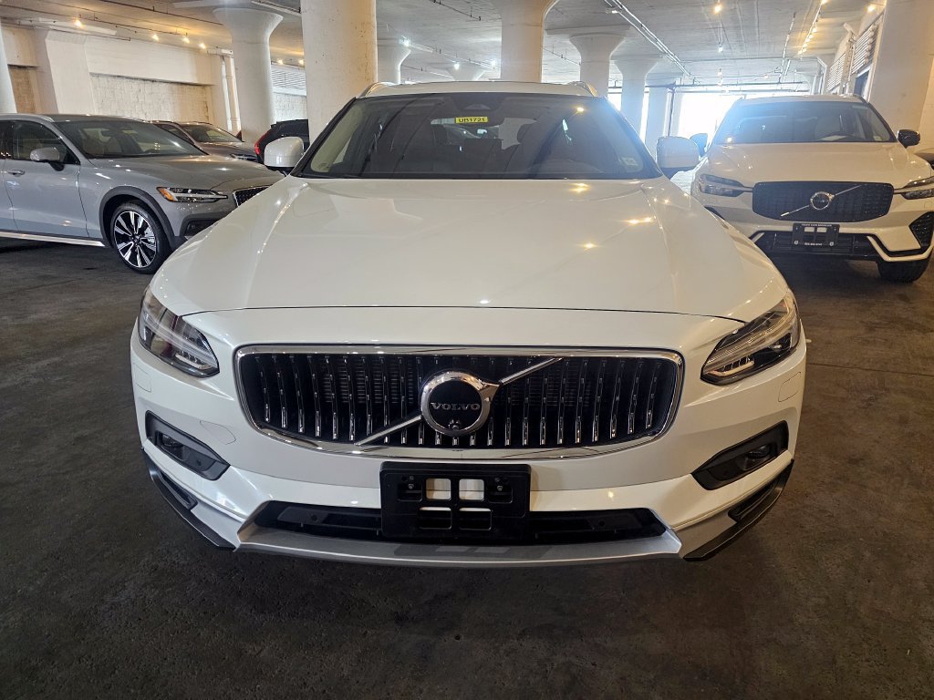 Certified 2025 Volvo V90 B6 Cross Country Plus AWD/4WD image 6