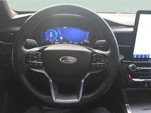 Used 2023 Ford Explorer Platinum w/ Technology Package image 19