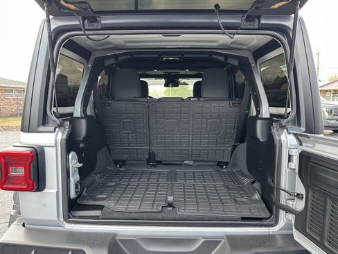 Used 2024 Jeep Wrangler Unlimited Rubicon w/ XTREMEE 35" Tire Package image 12