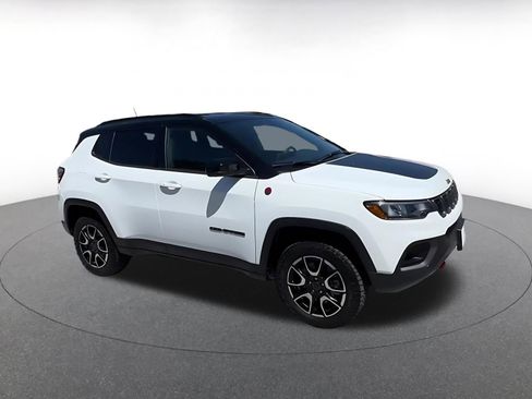 Used 2025 Jeep Compass Trailhawk AWD/4WD image 2