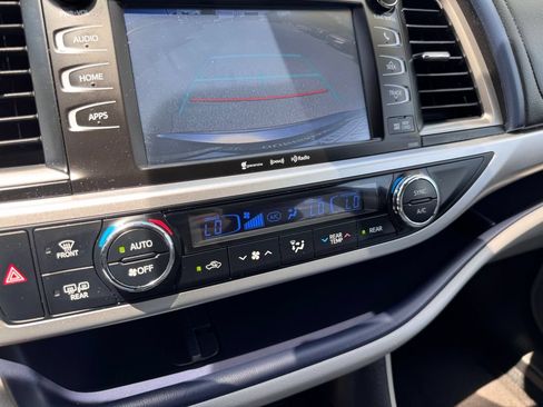 Used 2019 Toyota Highlander XLE w/ Carpet Mat Package (TMS) AWD/4WD image 32