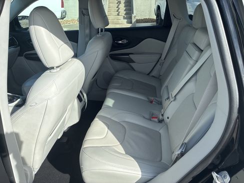 Used 2019 Jeep Cherokee Limited image 15