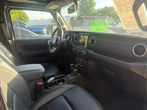 Used 2022 Jeep Wrangler Unlimited Sahara w/ Cold Weather Group AWD/4WD image 5