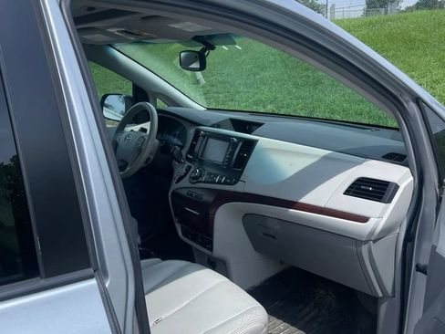 Used 2011 Toyota Sienna XLE w/ Premium Pkg FWD image 14