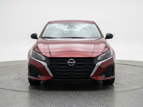 Used 2025 Nissan Altima 2.5 SV image 2