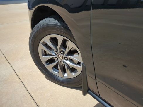 Used 2024 Toyota Sienna XLE FWD image 7