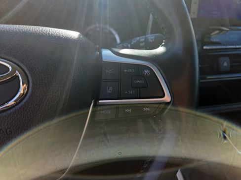 Used 2024 Toyota Highlander LE AWD/4WD image 39