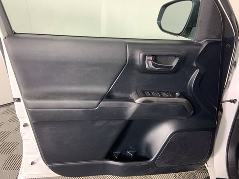 Used 2016 Toyota Tacoma TRD Off-Road image 21