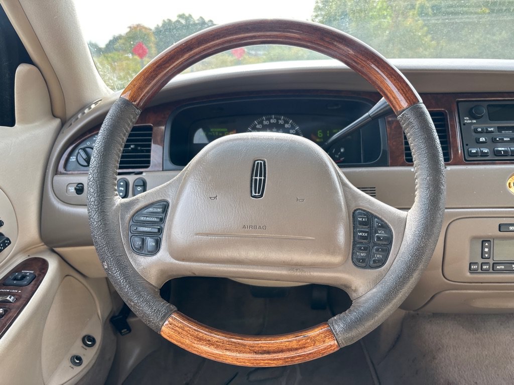 Used 2002 Lincoln Town Car Cartier L RWD image 13