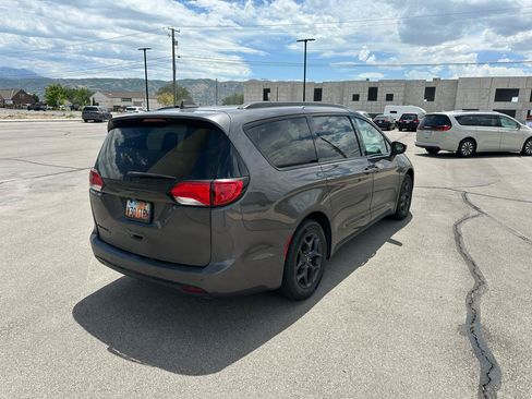 Used 2019 Chrysler Pacifica Touring-L Plus w/ S Appearance Package FWD image 3