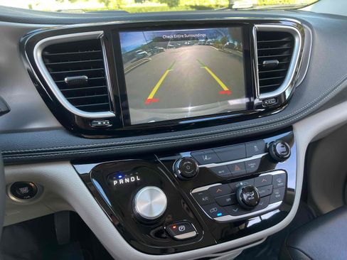 Used 2022 Chrysler Pacifica Touring-L image 51