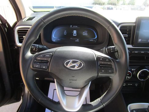 Used 2025 Hyundai Venue SEL FWD image 15