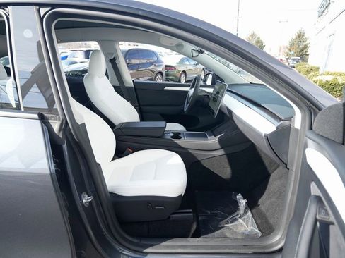 Used 2023 Tesla Model Y 2WD image 33