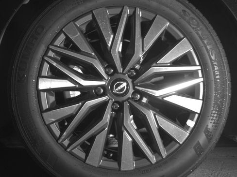 Used 2025 Nissan Altima 2.5 SV FWD image 12