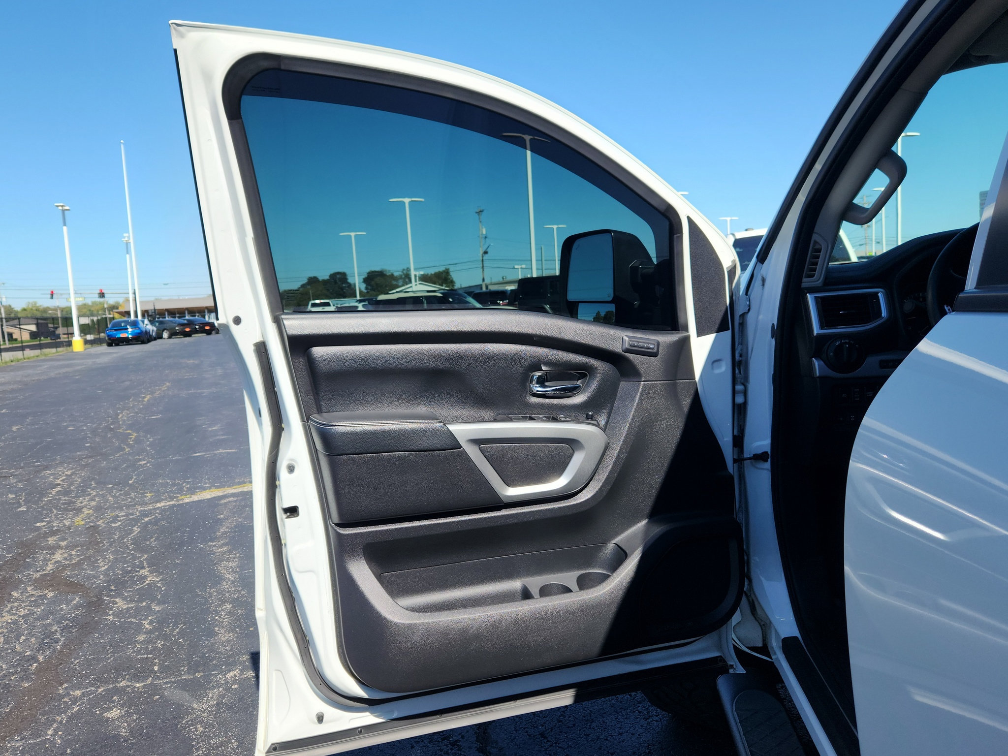 Used 2018 Nissan Titan PRO-4X w/ Pro-4x Convenience Package AWD/4WD image 19