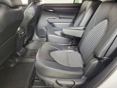 Used 2024 Toyota Highlander XSE FWD image 12