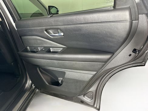 Used 2025 Nissan Pathfinder SL image 32