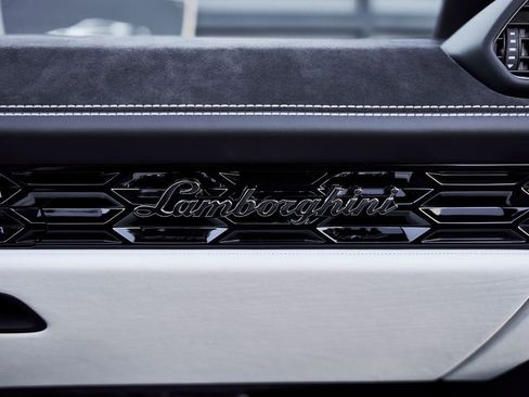 Used 2024 Lamborghini Huracan EVO image 41