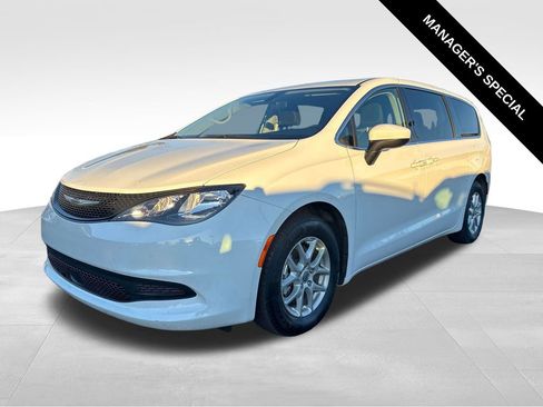 Used 2022 Chrysler Voyager LX FWD image 3