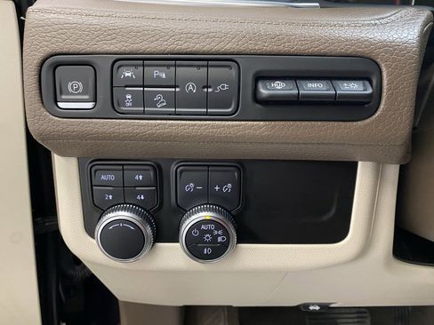 Used 2021 GMC Yukon Denali w/ Denali Premium Package image 27